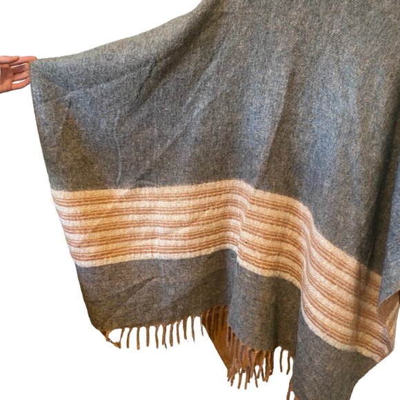 Vintage Monteza's Alpaca Cape Poncho Shawl Wrap Wooden Button At Neckline Sz Med - Picture 4 of 16